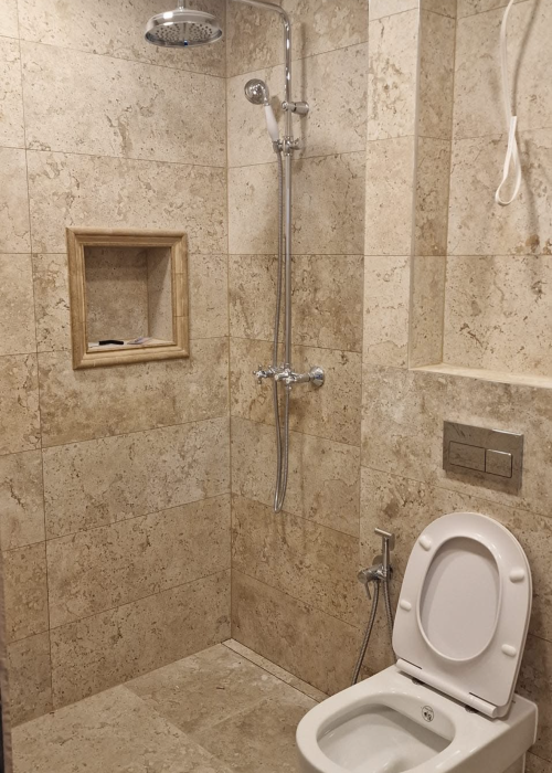 Salle de bain en travertin