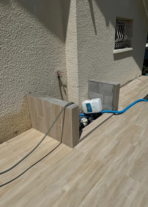 Espace technique de piscine intégré dans la terrace avec deux trapes