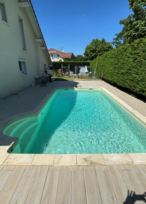 Photo d'une piscine et d'une terrace autour
